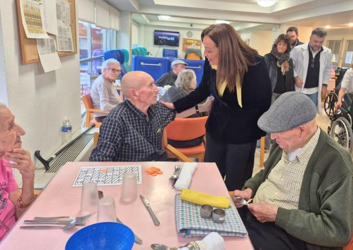 Susín conversa con un usuario de la residencia.