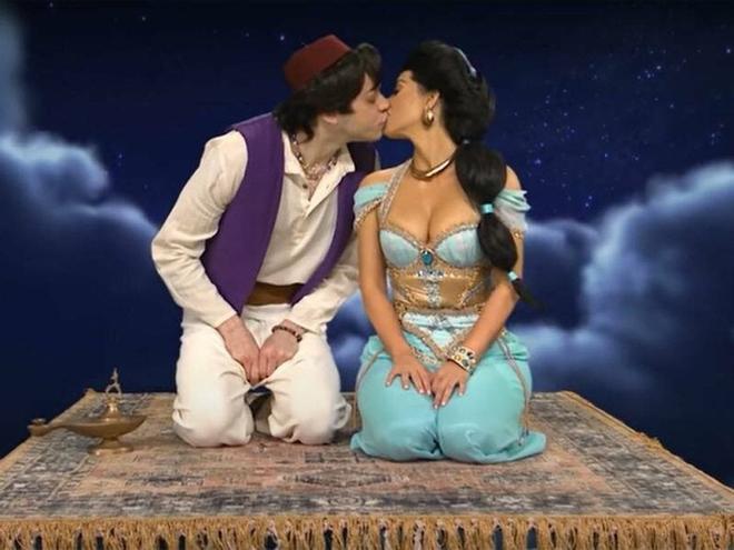 Kim KArdashian y Pete Davidson se besan en un 'sketch' de 'SNL'