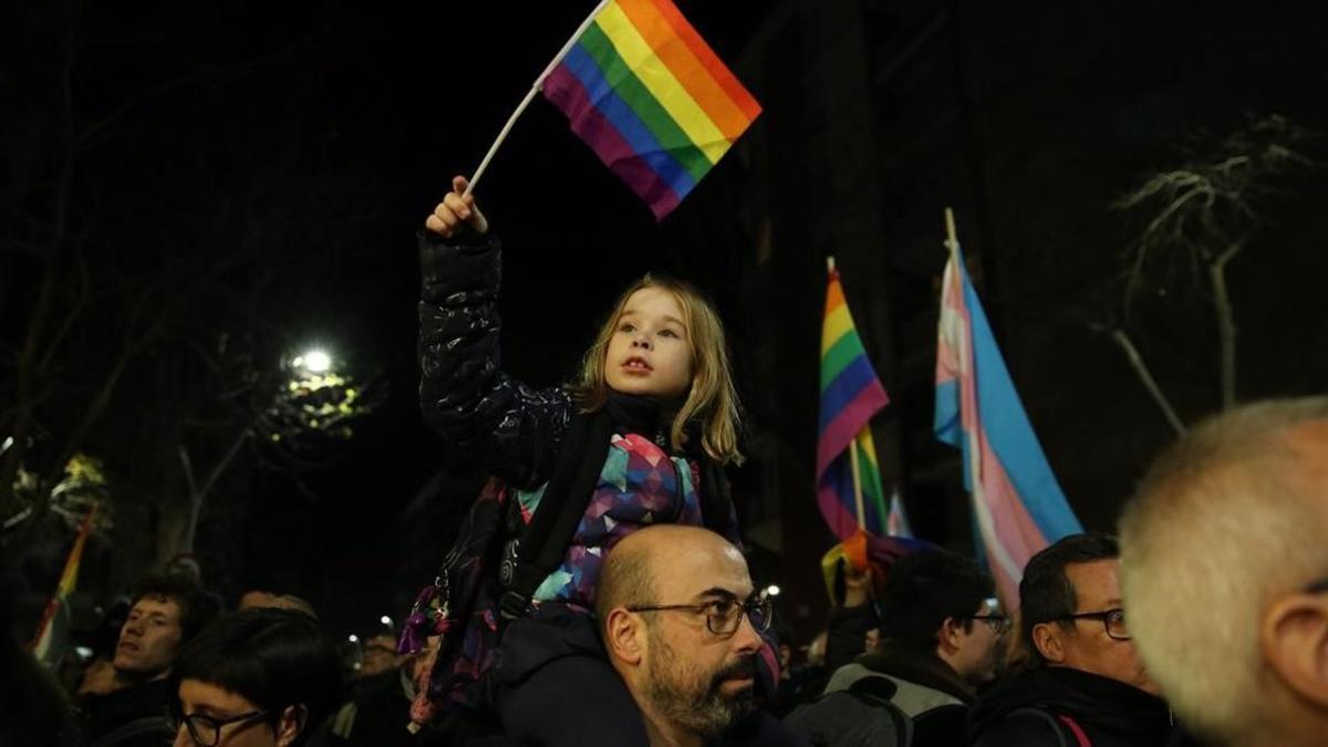 Una niña ondea un bandera LGTBI en Barcelona a finales de enero.