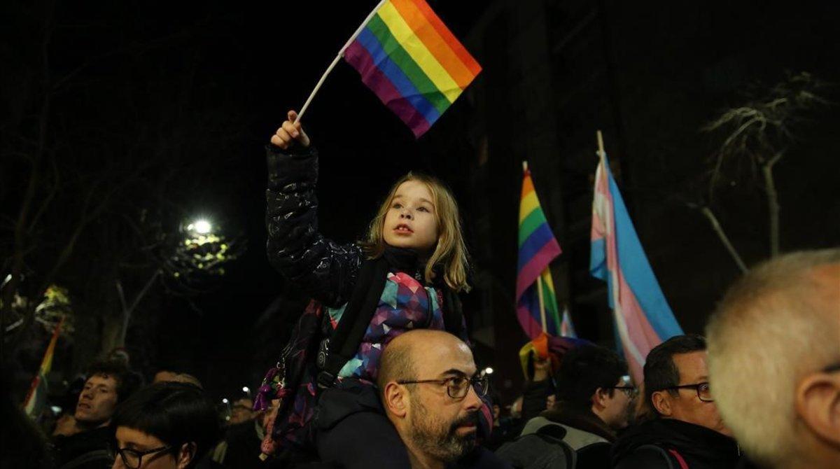 Una niña ondea un bandera LGTBI en Barcelona a finales de enero. Una niña ondea un bandera LGTBI en Barcelona a finales de enero.
