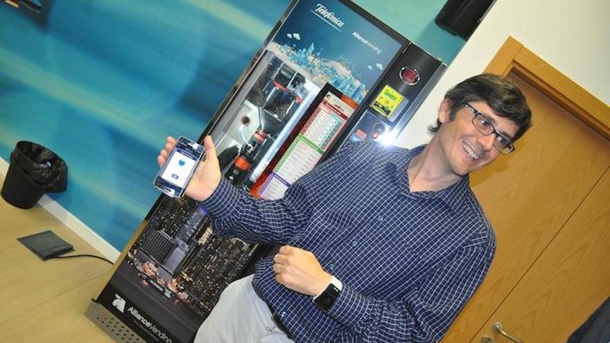 El director del IC, Juan Marcelo Gaitán, delante de la máquina de café de Alliance Vending donde se paga con móvil .