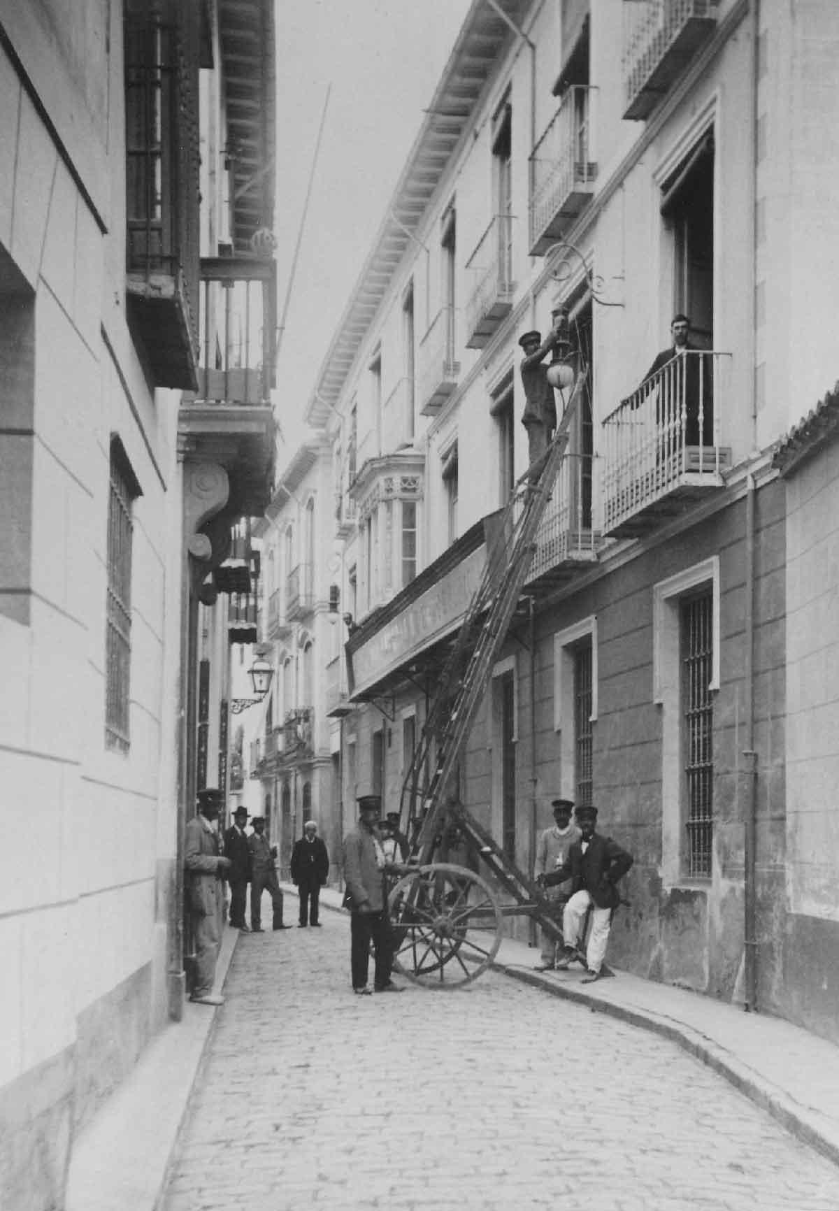 Instal·lació de l'enllumenat públic a Granada, l'any 1930.