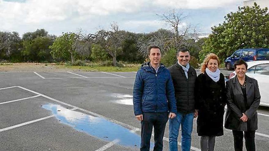 Autoridades en el sitio donde se levantará el nuevo complejo.