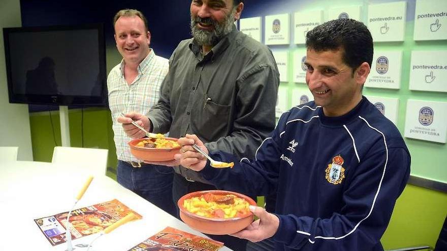 El cocinero, Félix Casado, el edil Demetrio Gómez y Amador Cabaleiro, del Marcón Atlético.  // Rafa Vázquez