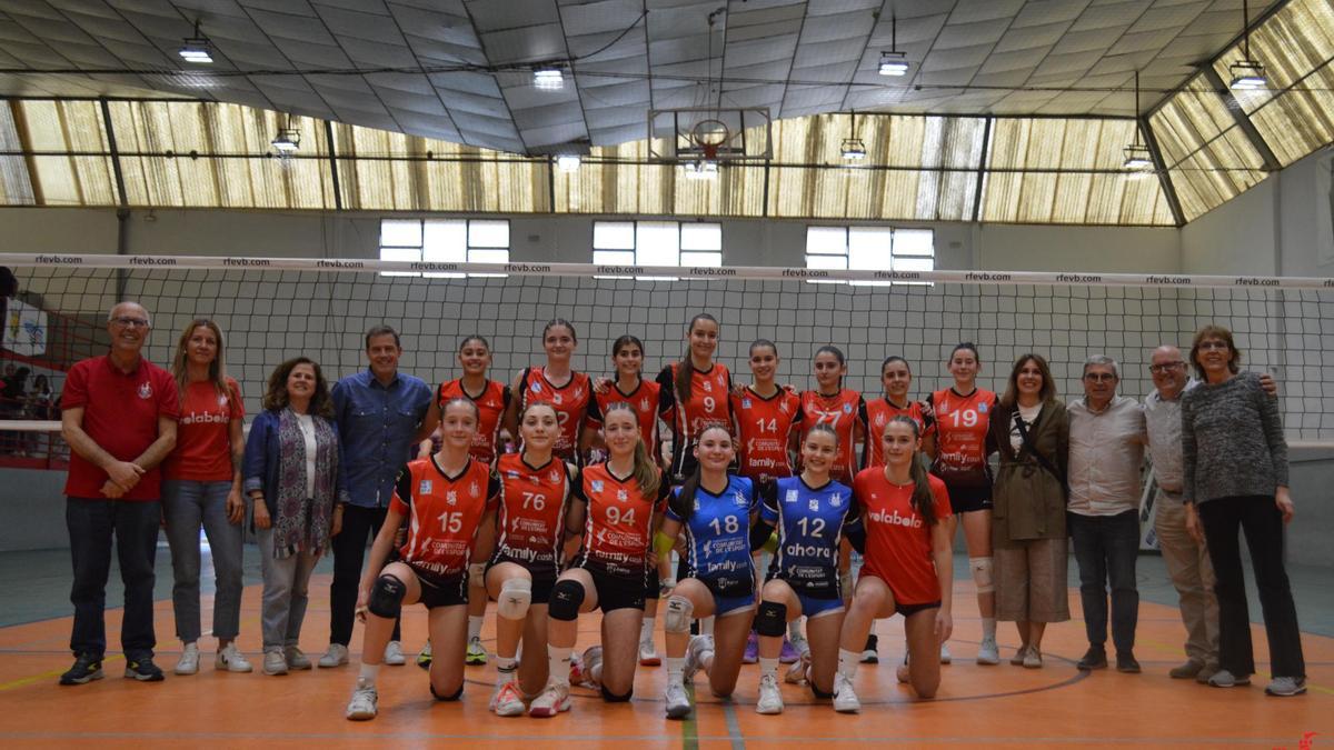 Las jugadoras del Ahora vóley Xàtiva con las autoridades presentes en la final autonómica