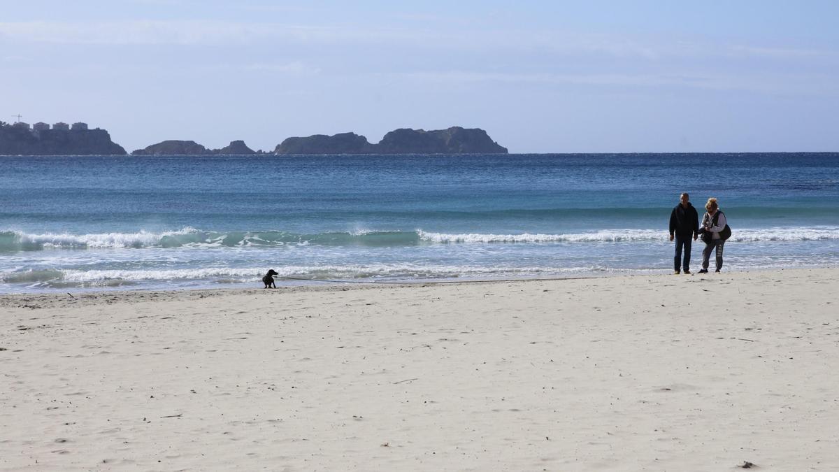 Nicht mehr lange so leer - der Strand von Peguera am 1. April 2022.