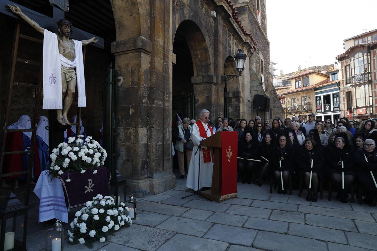 EN IMÁGENES: el desenclavo y la procesión del Santo Entierro en Avilés