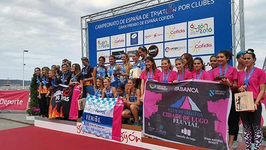 El podio femenino, con el Triatlón Ferrol primero y el Cidade de Lugo tercero. // FdV