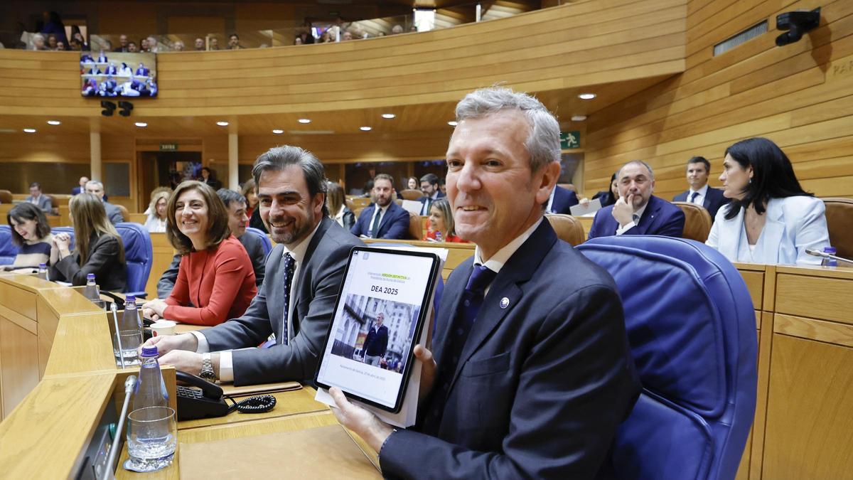 El presidente de la Xunta, Alfonso Rueda, hoy antes de su intervención para abrir la primera sesión del Debate sobre el Estado de la Autonomía 2025.