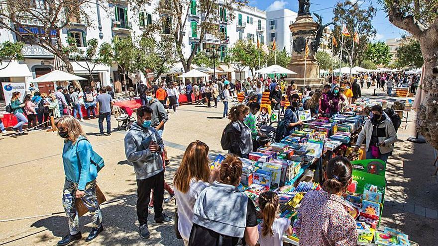 El paseo de Vara de Rey contó con buena asistencia de público desde primera hora de la mañana.