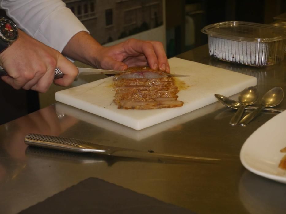 Nacho Romero hace finos cortes a la lubina marinada con pasta al curry.