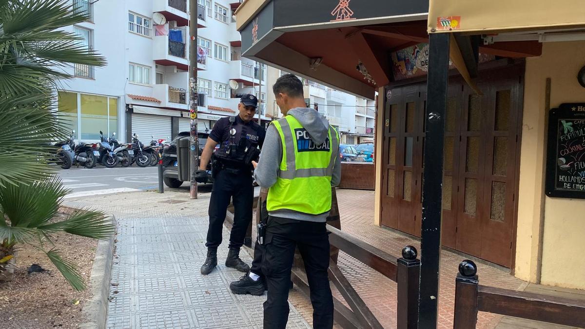 Agentes de Vila patrullando por ses Figueretes