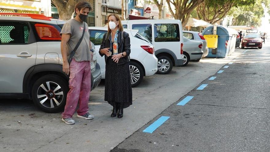 Begoña Medina y un vecino de Huelin, esta semana en Tomás de Echevarría, una de las calles ya pintadas.