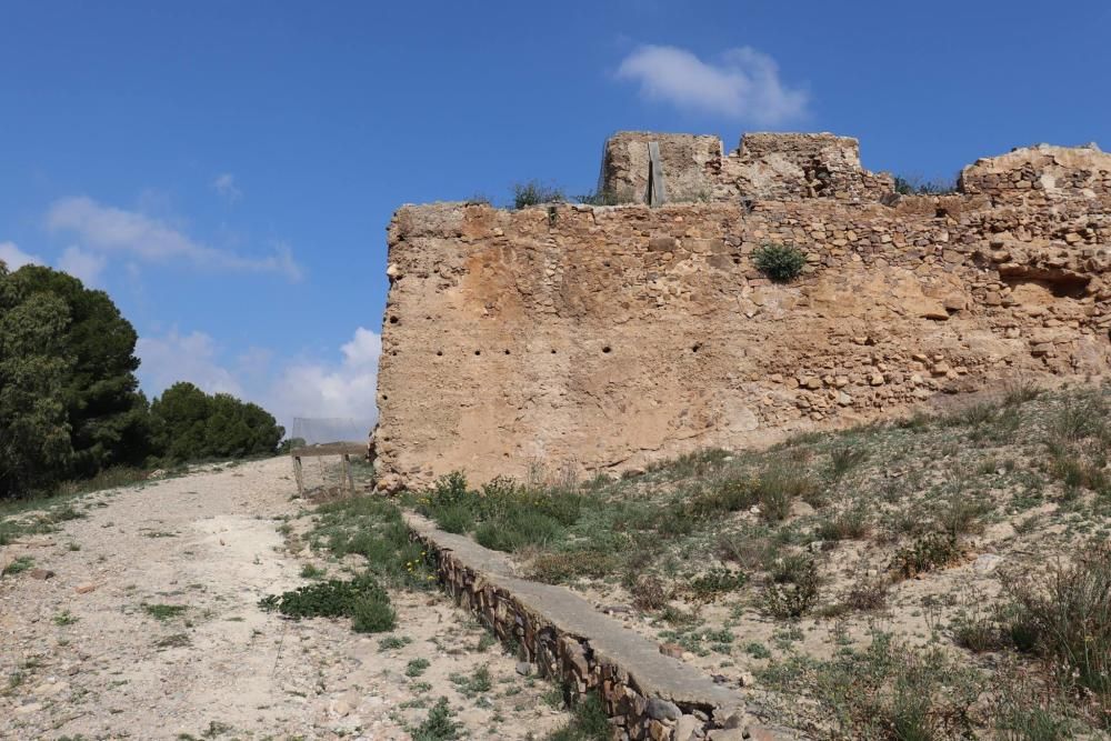 Los castillos de Larache y Cabezo de Torres "se hunden entre la inmundicia", denuncia Huermur