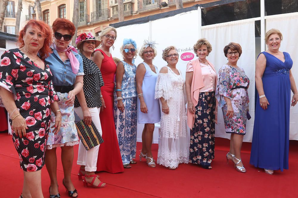 La Pasarela de Moda de la Semana del Mayor ha tenido como protagonistas a 132 modelos de entre 55 y 80 años, que han desfilado en la plaza de La Constitución.