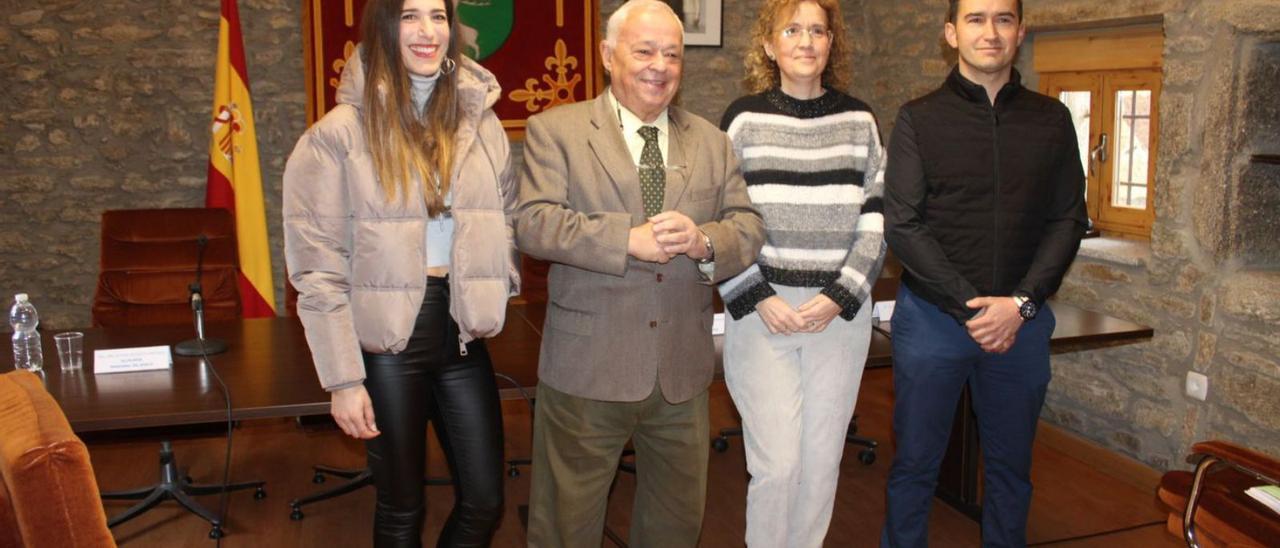 El consejero de Cultura, Turismo y Deporte, Gonzalo Santonja, en su visita a Villardeciervos. | Araceli Saavedra