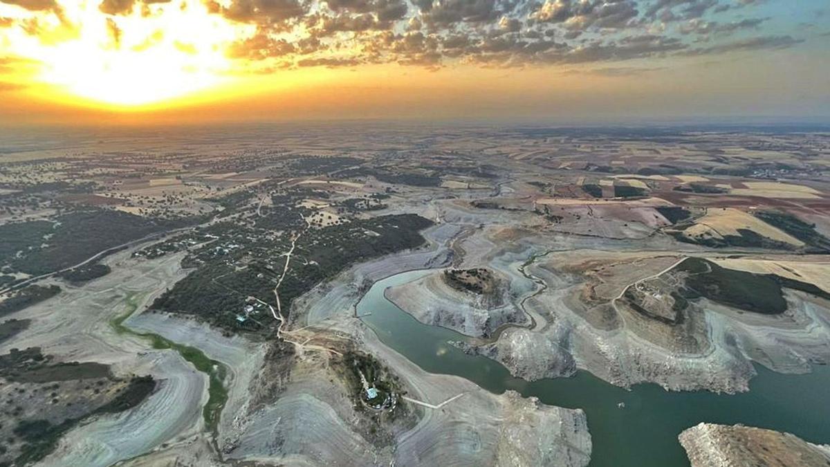 Imagen del embalse de Ricobayo desde las alturas, tras el vaciamiento que le ha llevado al 11% de su capacidad. |