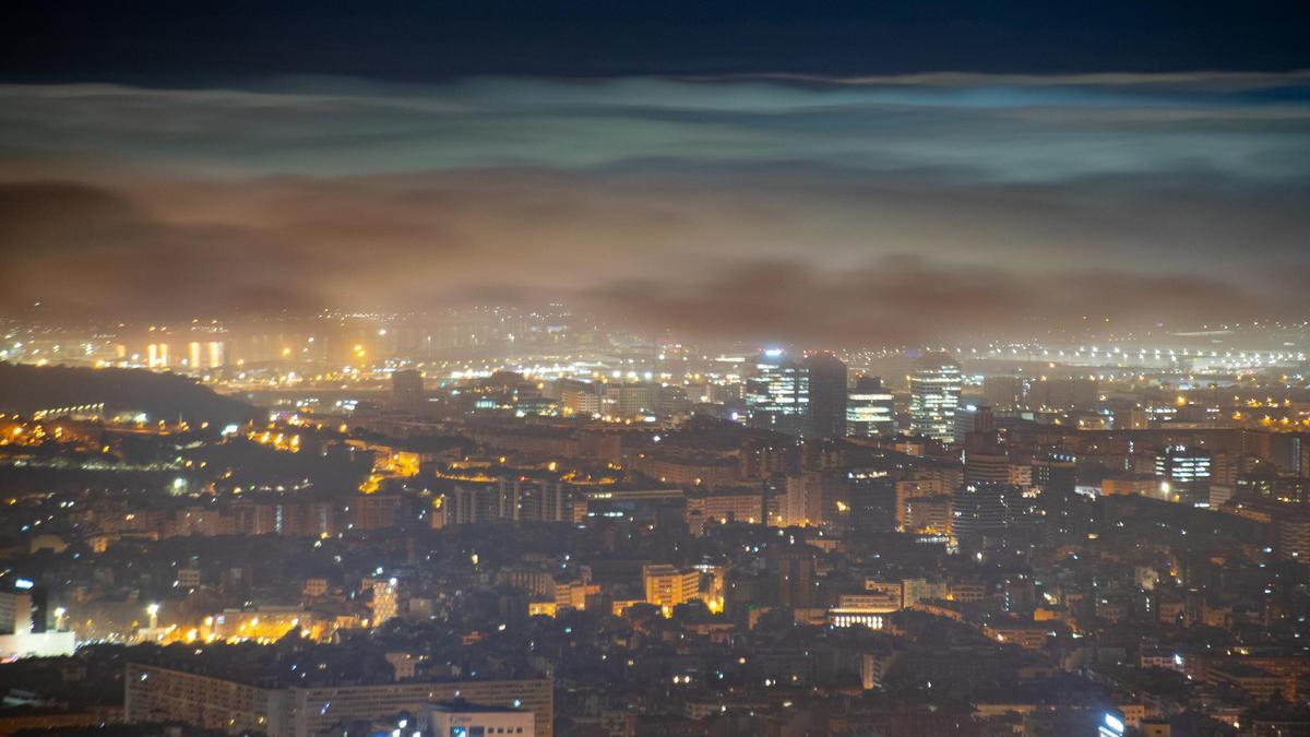 Niebla a primera hora y en primera línea de mar en Barcelona, el 15 de febrero del 2024