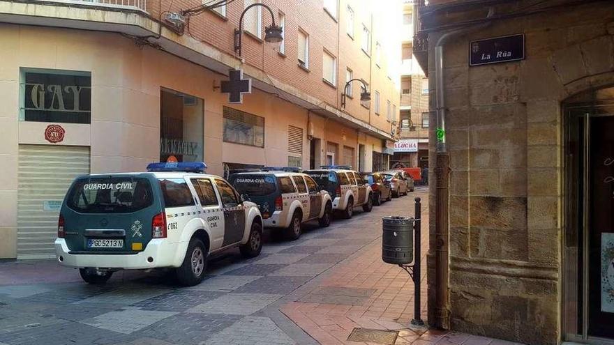 Imagen de los vehículos policiales al comienzo de la redada y el registro .