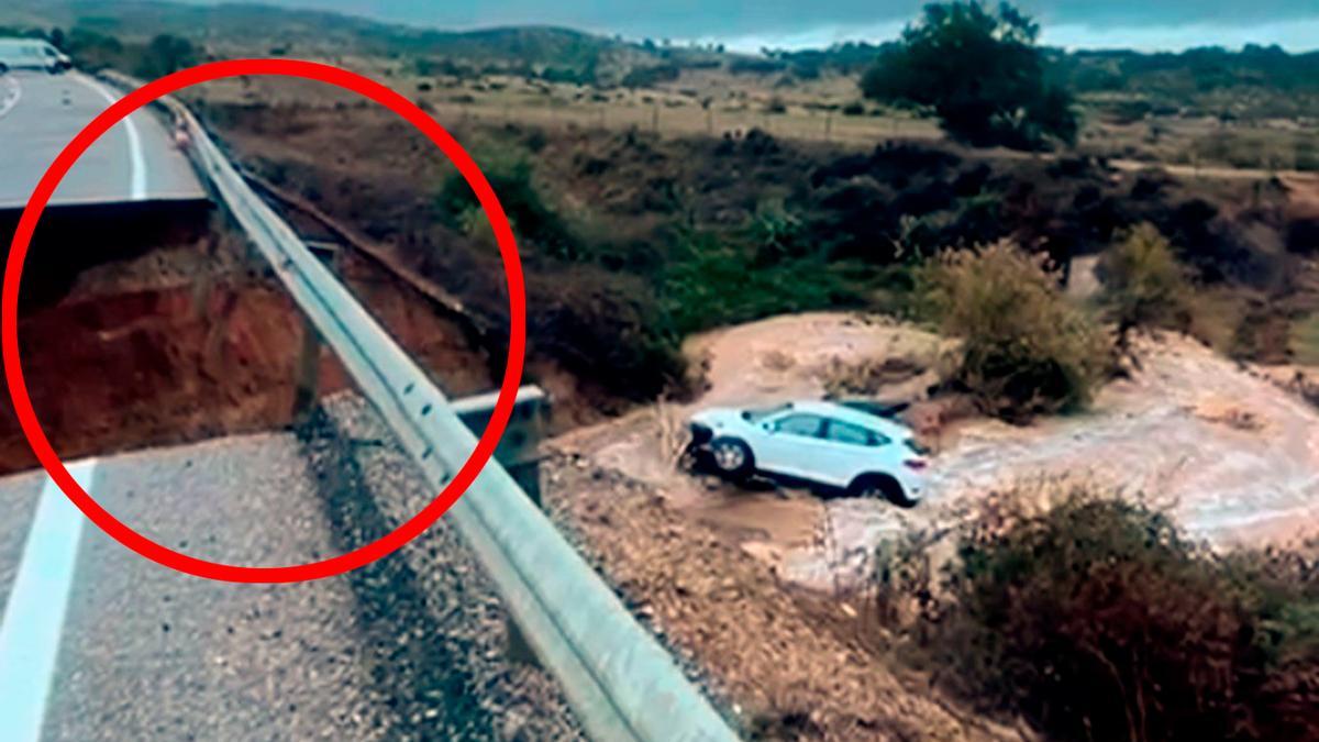 VÍDEO | Un coche con cuatro personas cae por un enorme socavón en Huelva
