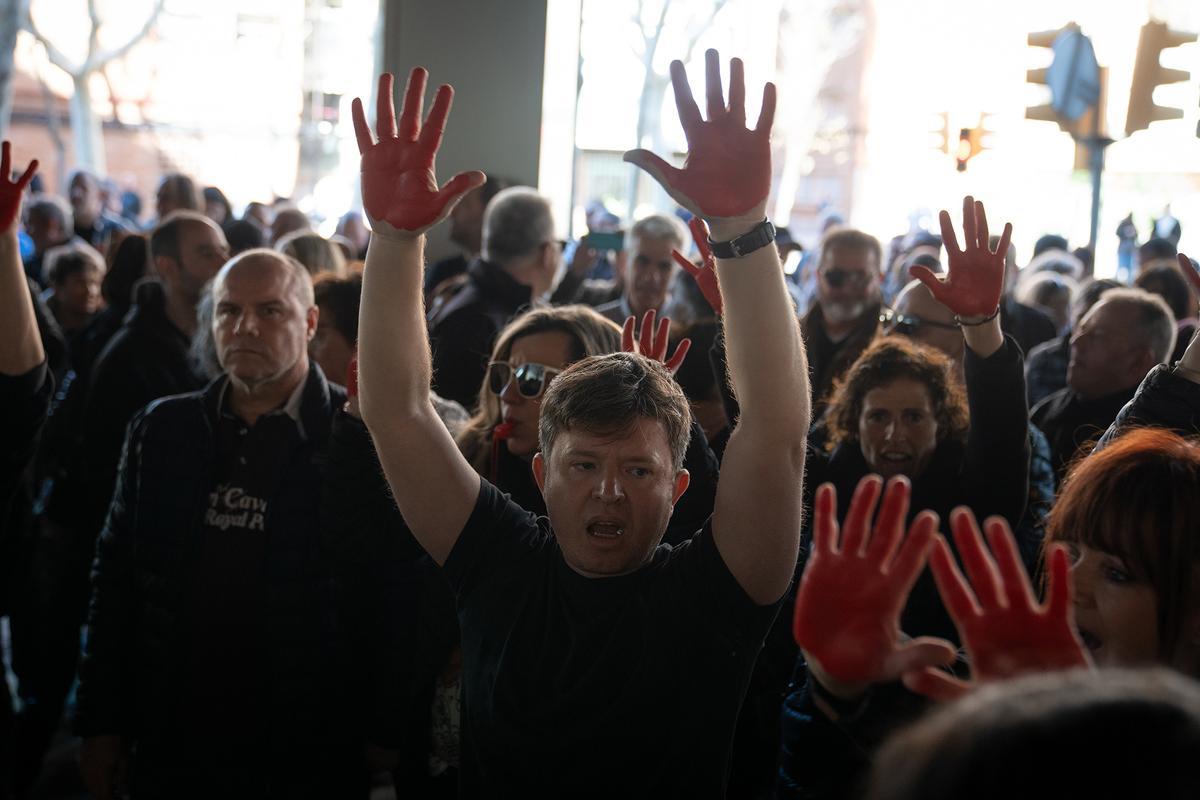 Una protesta de funcionarios de prisiones ante la Conselleria de Justícia deriva en cargas policiales