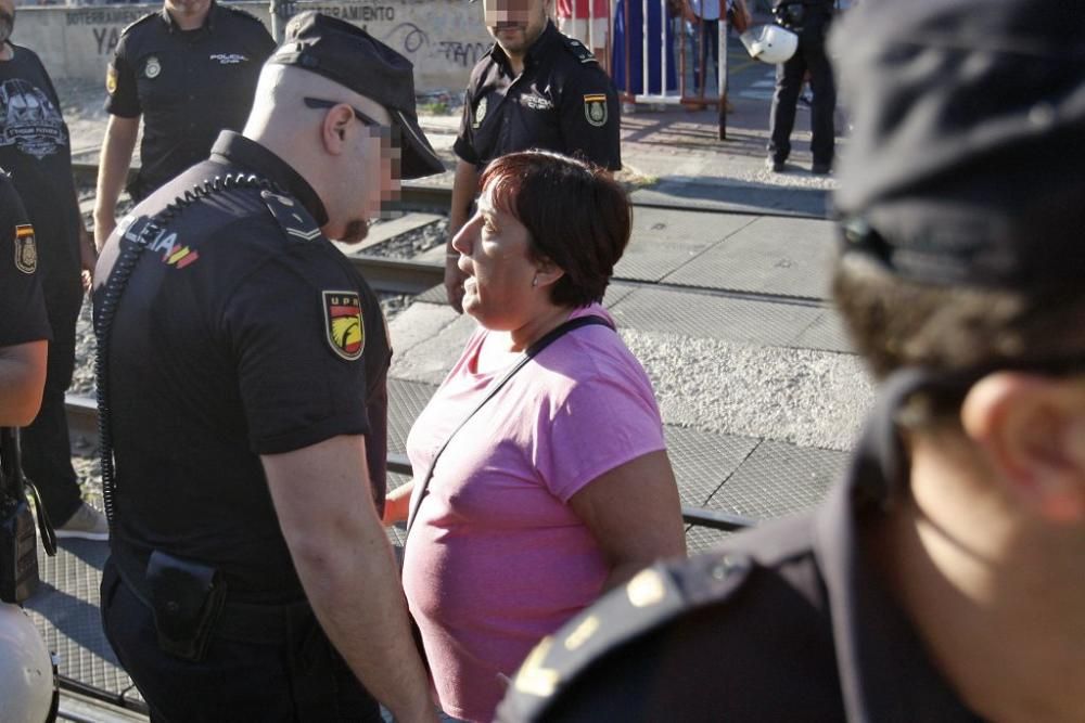 Dos vecinos y un policía heridos durante las prote