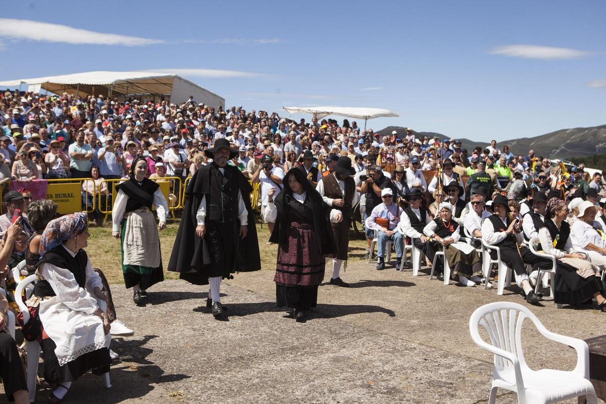 En imágenes: Así es la boda vaqueira que cada último domingo de julio llena la braña de Aristébano