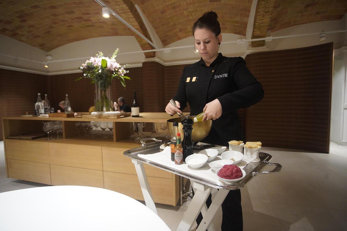 Isidre Soler, un dels caps de cuina del restaurant Divinum, enllestint una elaboració a la sala, davant mateix dels comensals.