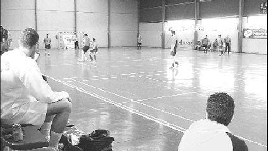 Uno de los partidos disputados ayer en el polideportivo de Barres, en Castropol.