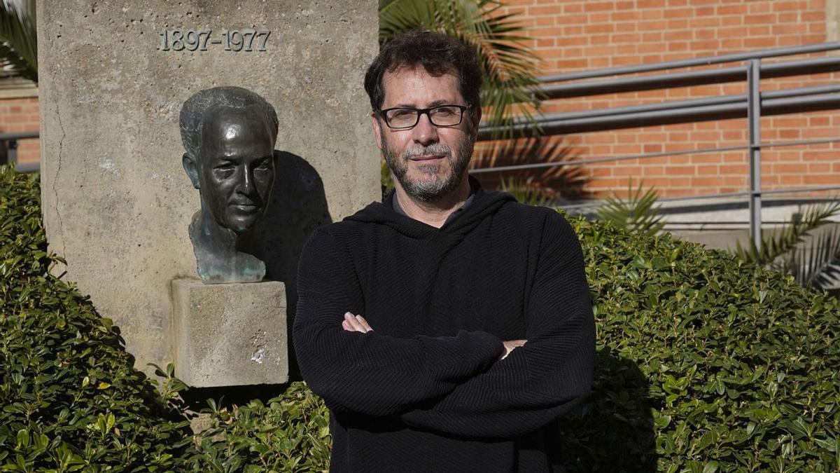 Rafel Ramos, a l’entrada de l’hospital Josep Trueta, en una imatge recent.  | MARC MARTÍ