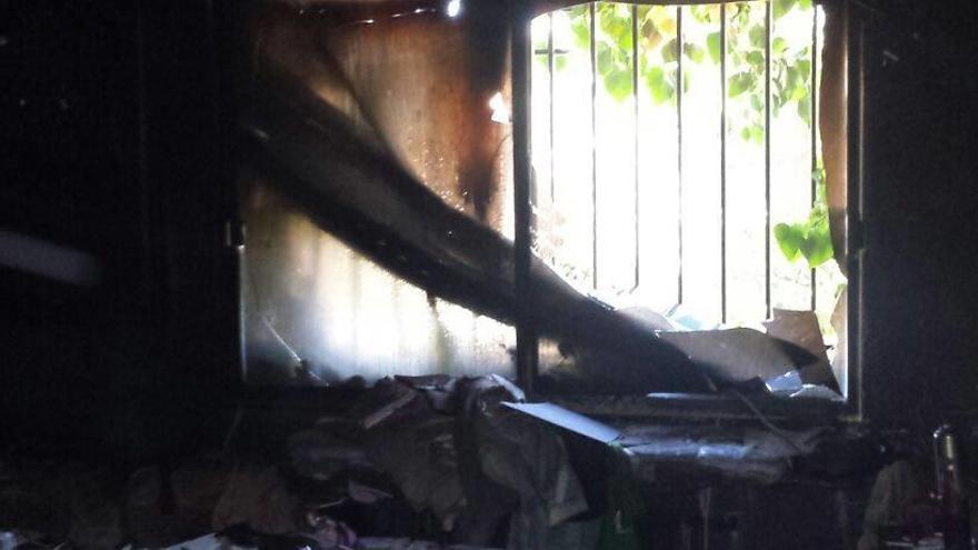 Extinguido el fuego en una vivienda de la Canyada