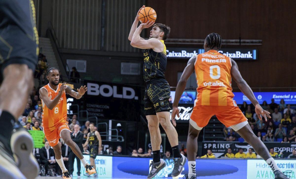 Van Beck lanza uno de sus triples en el partido del sábado ante el Valencia.