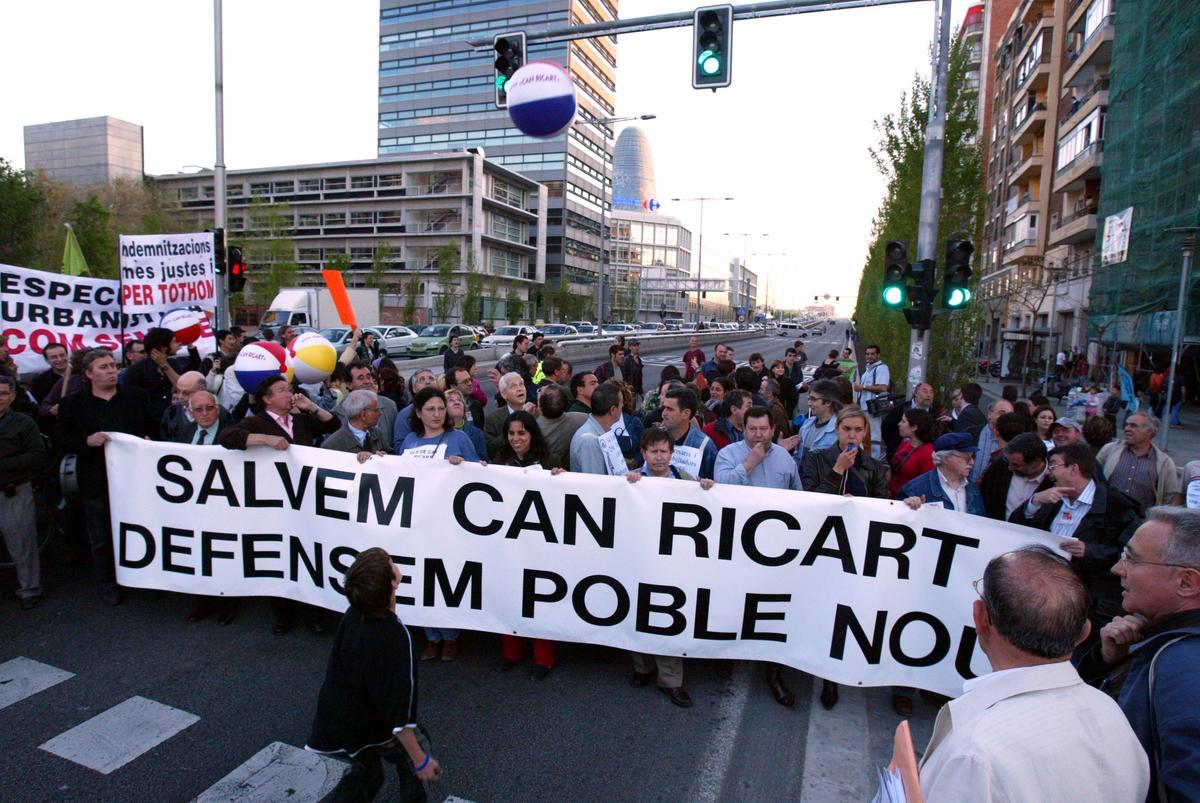 Abril de 2005; vecinos del Poblenou cortan la Gran Via, sin túnel, claro, y claman a favor de la protección de Can Ricart