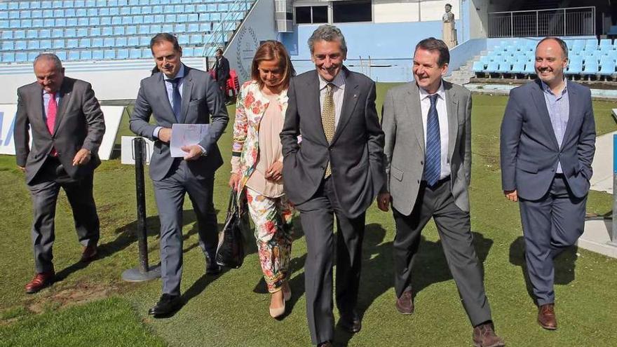 Posada, Arteta, Carmela Silva, Mouriño, Caballero y Regades, ayer, en el estadio de Balaídos. // Marta G.Brea