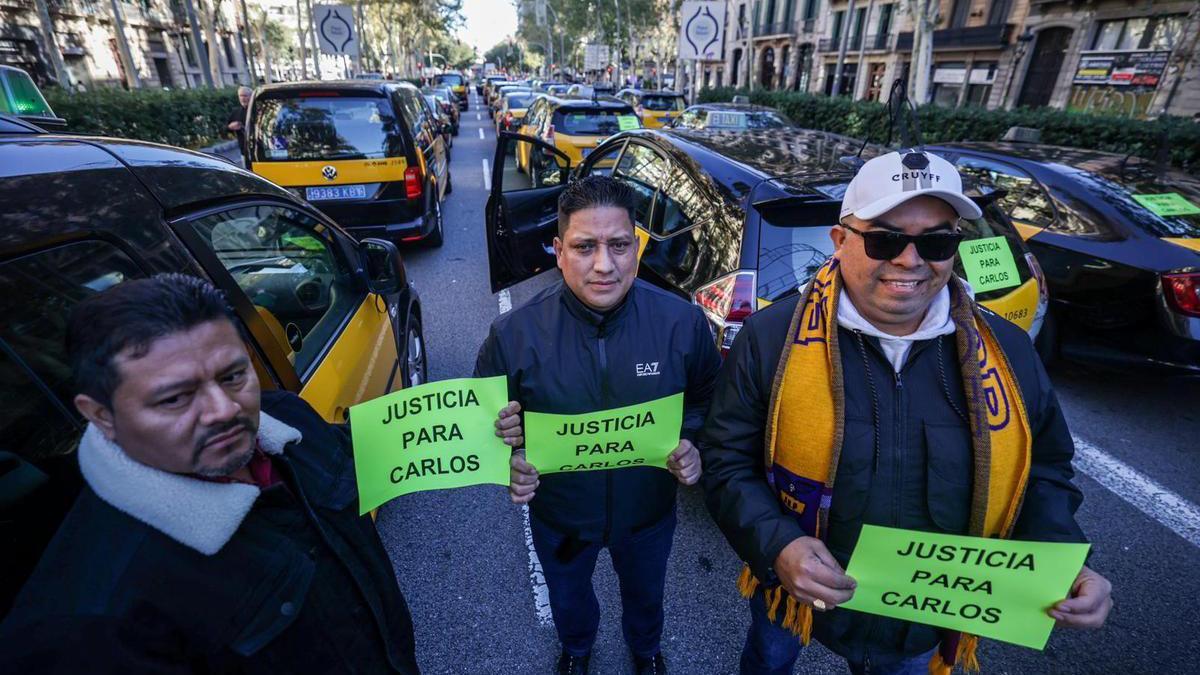 Marcha lenta de taxistas en Barcelona por la muerte de un compañero