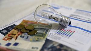 La llum puja des d’avui tot i que l’electricitat sigui més barata: el final de les rebaixes fiscals encareix fins a un 15% la factura