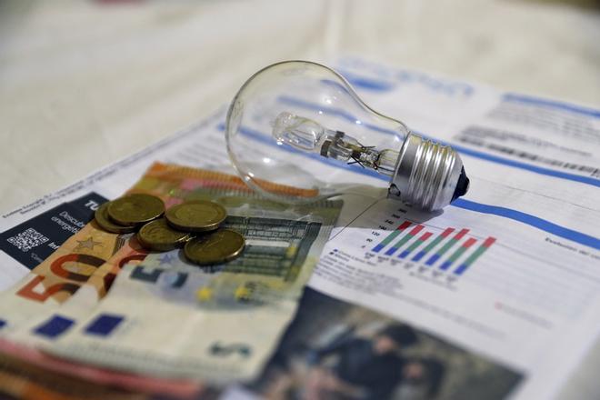 La llum puja des d’avui tot i que l’electricitat sigui més barata: el final de les rebaixes fiscals encareix fins a un 15% la factura