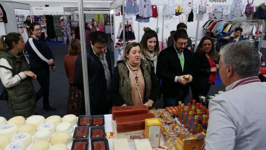 Las autoridades en la inauguración de la feria.