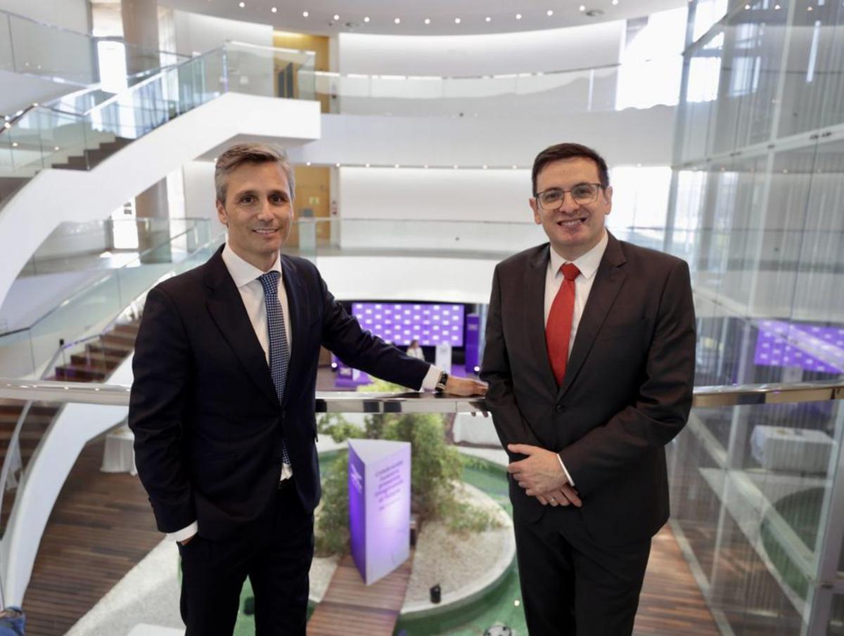 Adrián Barbón firma en el libro de honor, en presencia de Alfonso García Muriel, Ángela Santianes, Mariví Monteserín y Gimena Llamedo.