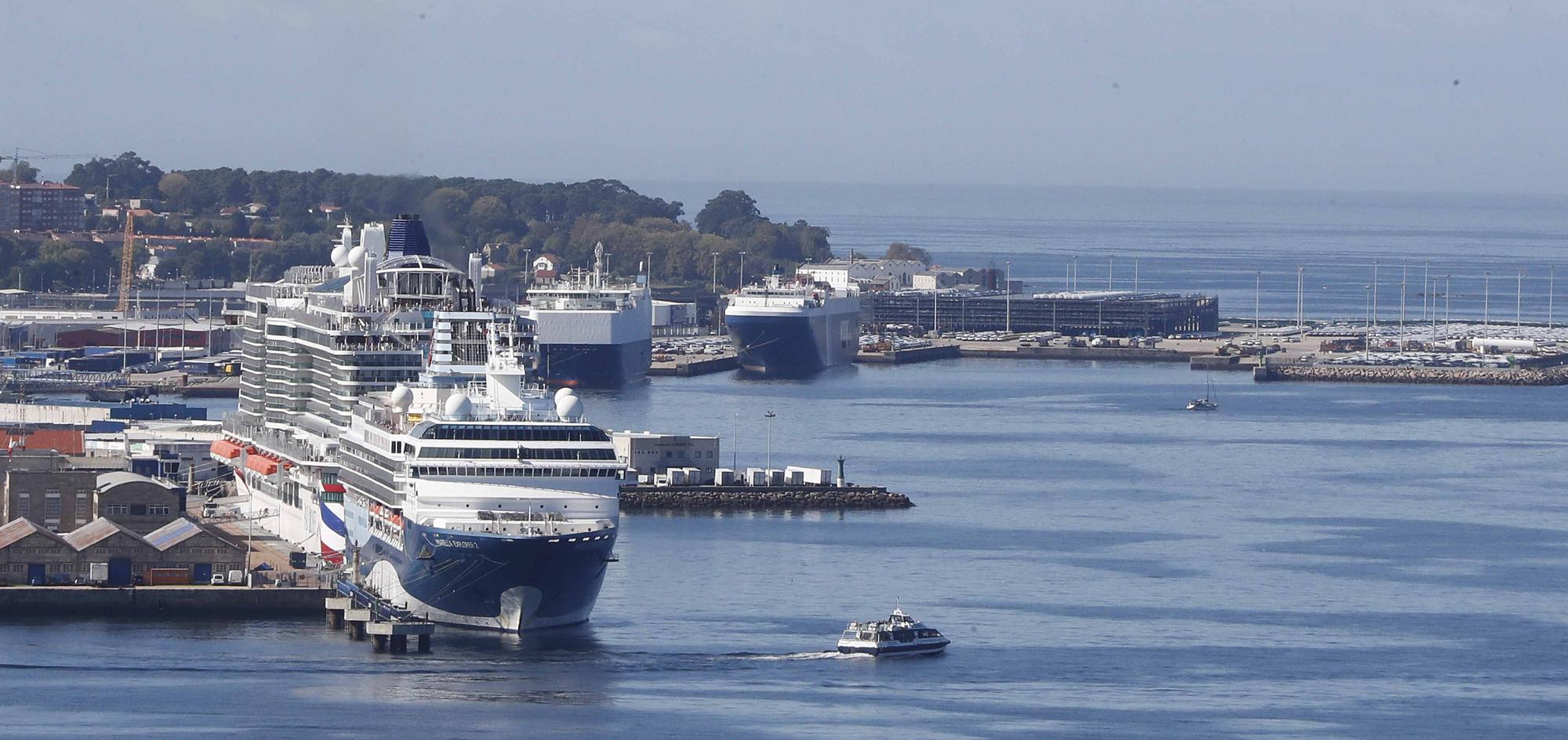 Miles de cruceristas desembarcan en Vigo