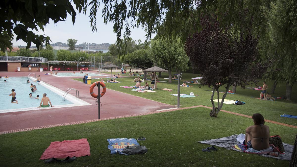 Imatge recurs de gent banyant-se a la piscina de Santpedor