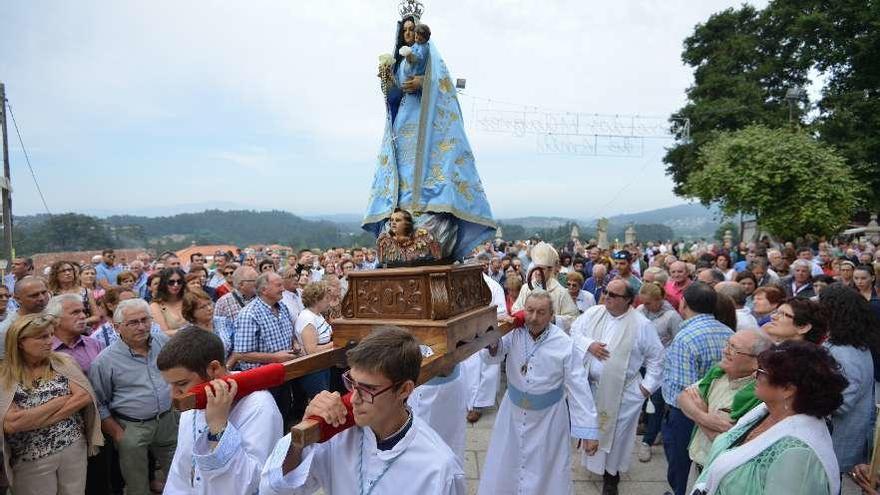 La devoción a La Guadalupe abarrotó ayer de nuevo el santuario de Amil. // Gustavo Santos