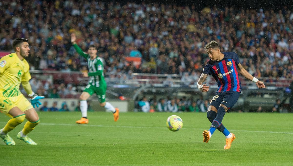 Raphinha aprovecha una gran asistencia de Busquets para firmar el 3-0 al Betis en el Camp Nou.