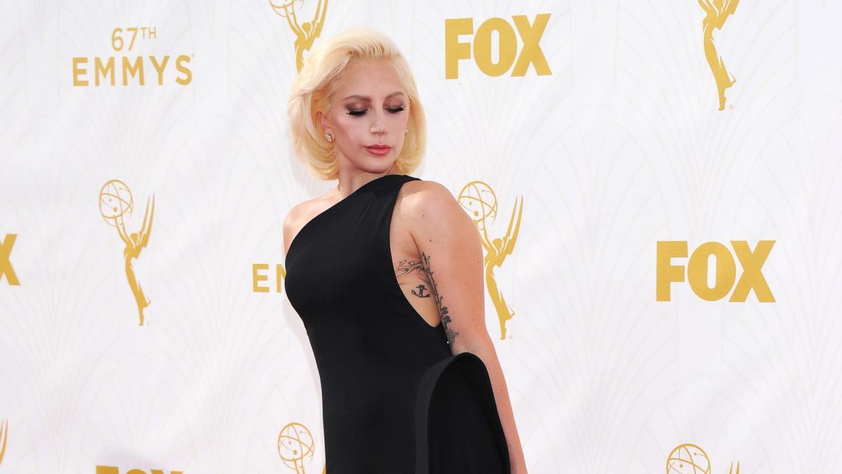 Emmy 2015: Lady Gaga con vestido negro