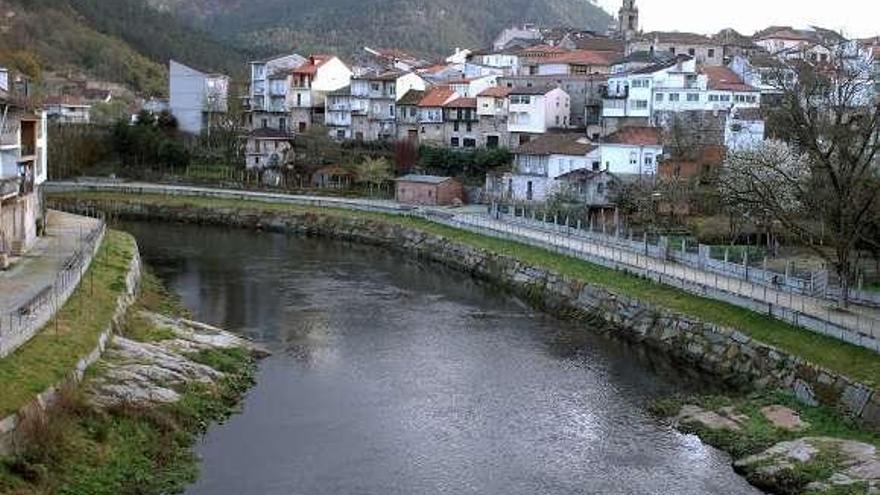 Río Avia a su paso por Ribadavia.