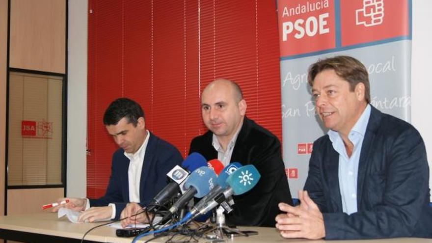 El secretario de Política Institucional de PSOE de Andalucía, Francisco Conejo; ha estado acompañado en rueda de prensa por el secretario general del PSOE de Marbella, José Bernal.