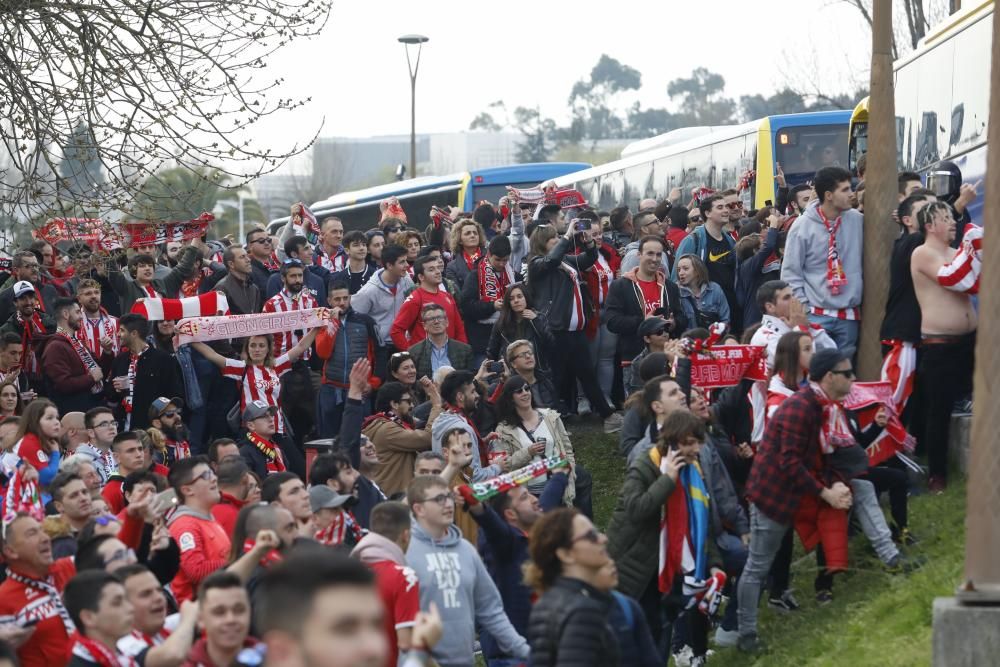 Derbi asturiano: Llegada de aficionados y los autobuses de los equipos a El Molinón