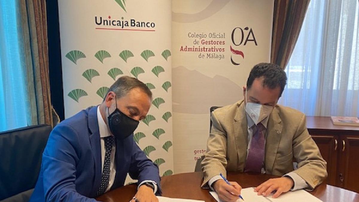 El director territorial de Unicaja Banco en Málaga, Agustín Sánchez, y el presidente del  Colegio de Gestores Administrativos de Málaga, Daniel Quijada.