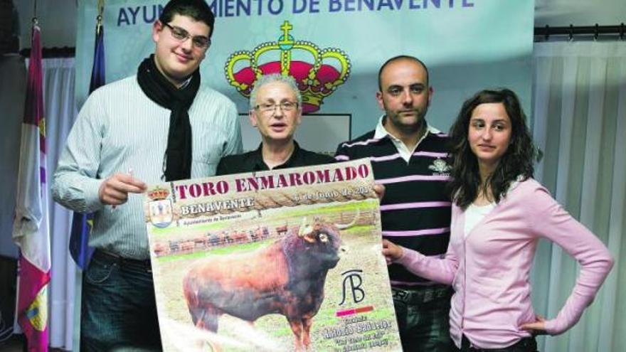 La edil Bárbara Palmero y miembros de la Comisión de Fiestas, ayer, durante la presentación del Toro Enmaromado de 2012.