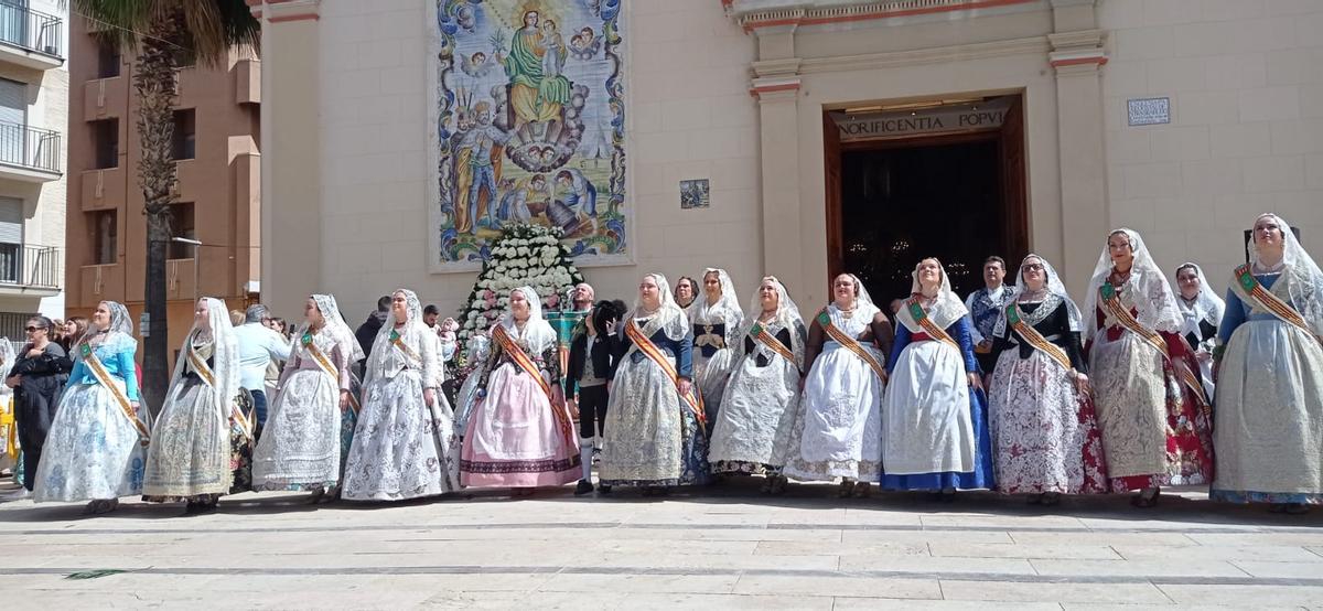 LAs falleras mayores de Alfafar y el alcalde al acabar la ofrenda.